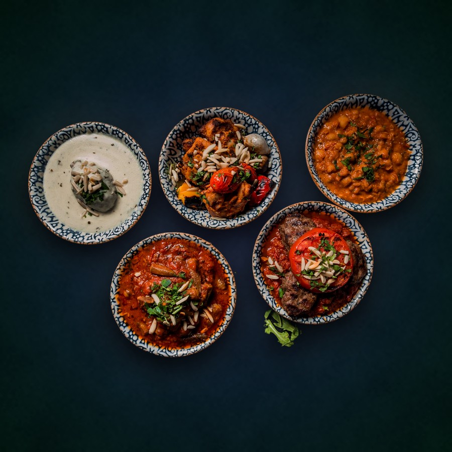 Stół pełen mezze — Leila Mezze & Lounge Warszawa